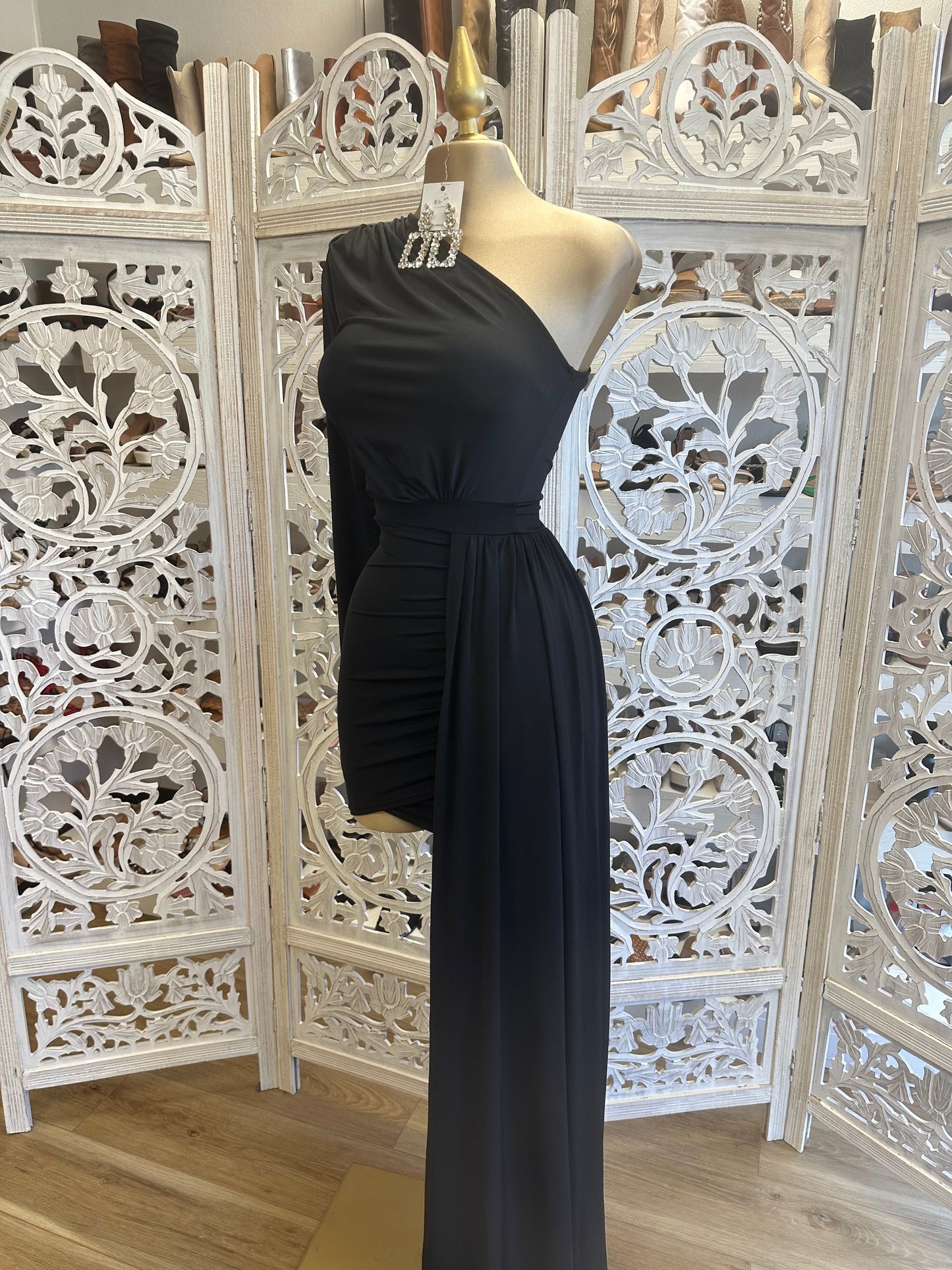 Black One Sleeve Tailed Dress