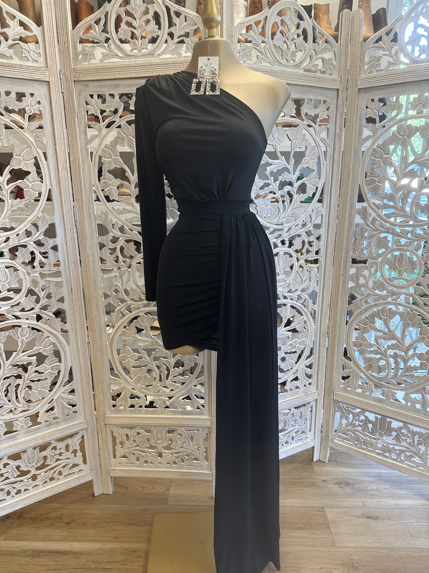 Black One Sleeve Tailed Dress